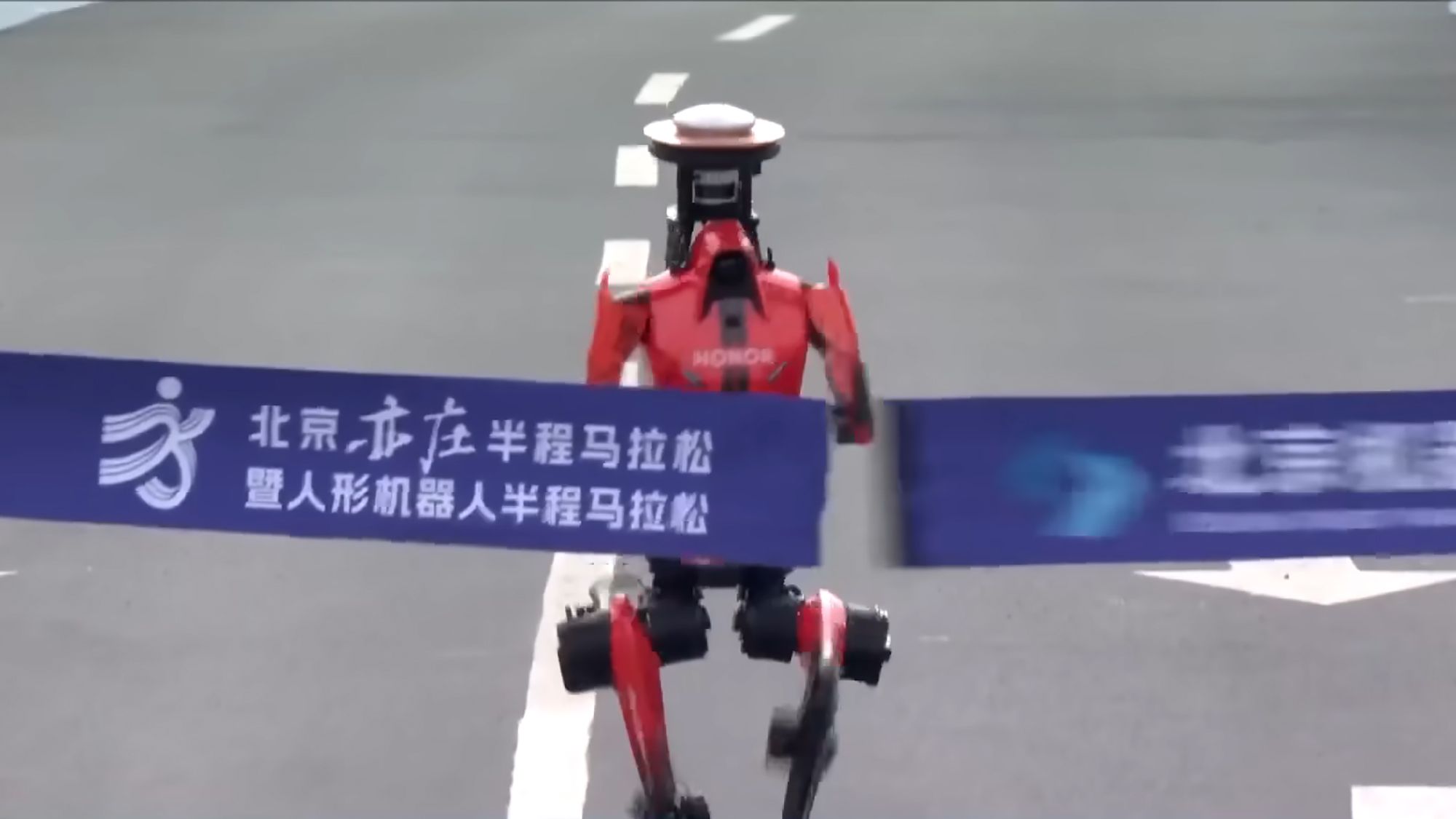 robot-hinh-nguoi-lap-ky-luc-chay-ban-marathon-o-bac-kinh-1.jpeg