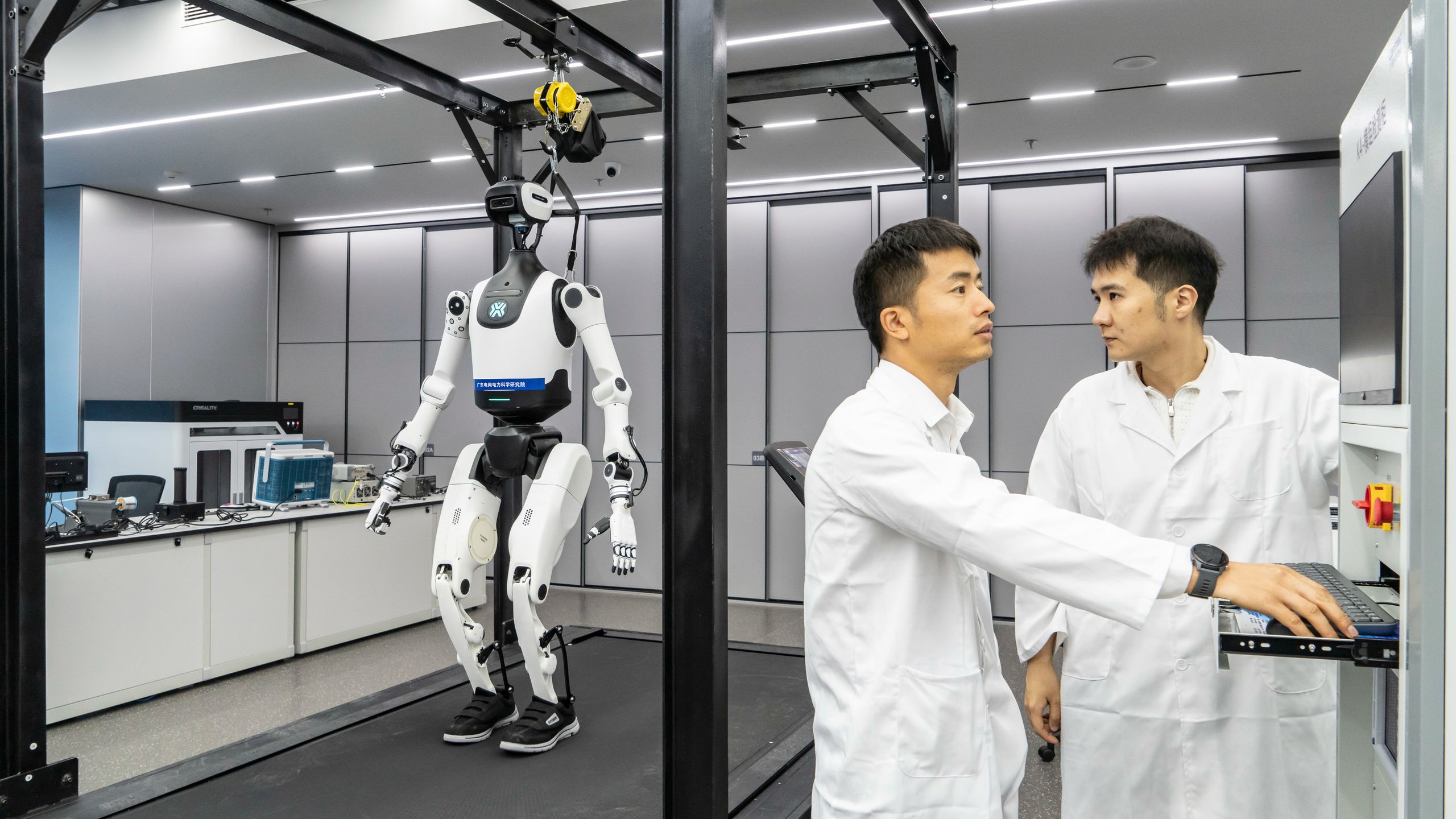 tuong-lai-da-den-luoi-dien-trung-quoc-van-hanh-bang-robot-1.jpeg